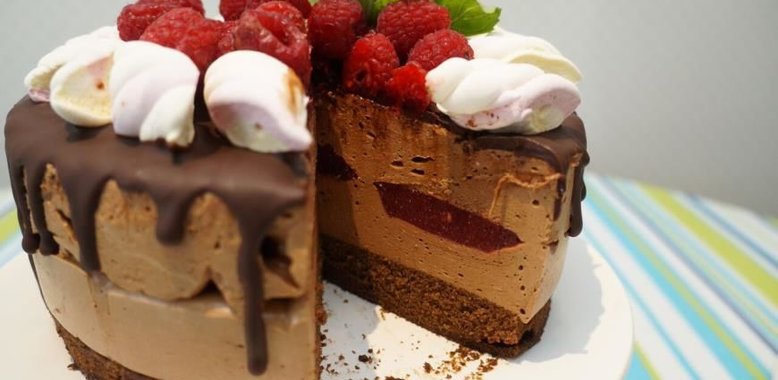 Шоколадный торт-суфле с малиновым конфи