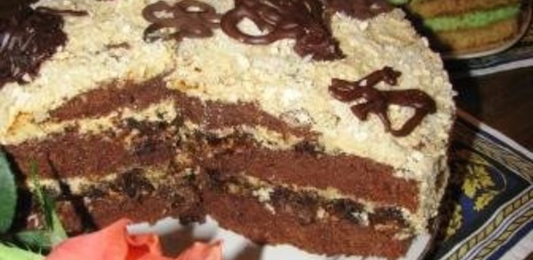 Шоколадно-ореховый торт с прослойкой из чернослива и нотами ликёра Моцарт (для дуэли :)