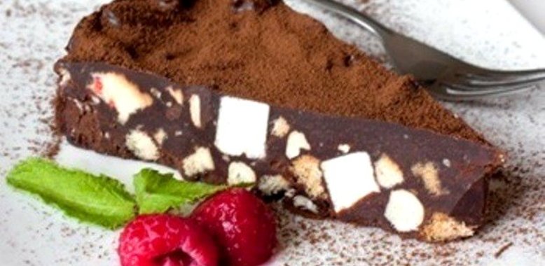 Быстрый шоколадный торт из печенья без выпечки