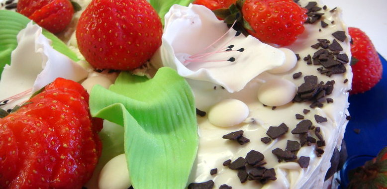 Маковый торт с белым шоколадом и свежими фруктами (без муки)