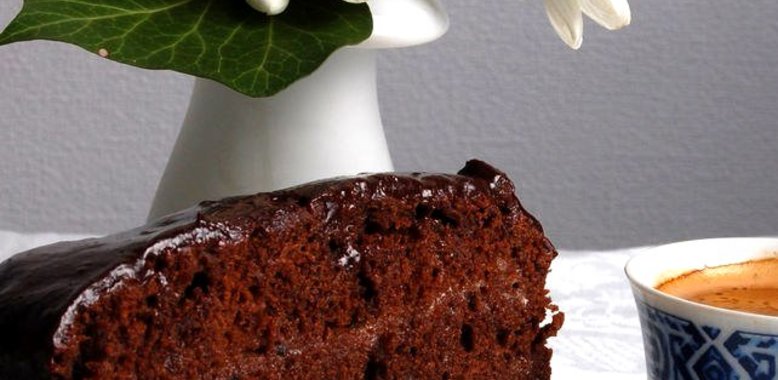 Торт из темного шоколада с кремом из белого шоколада