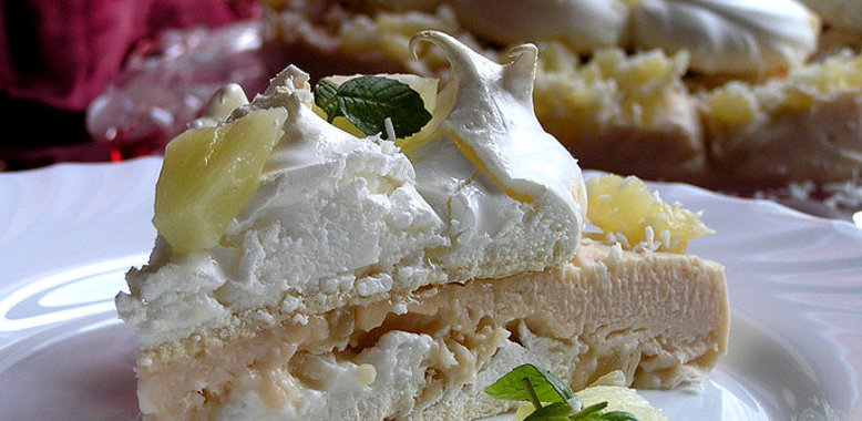 Торт-безе с ананасами и кокосовым заварным кремом