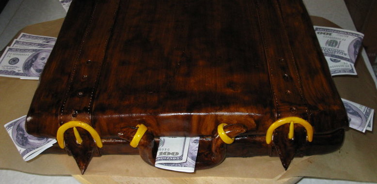 Слоеное тесто и торт Наполеон в виде чемодана