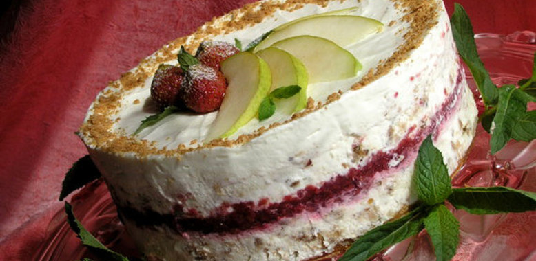 Торт-мороженое с безе, красными ягодами и грушей