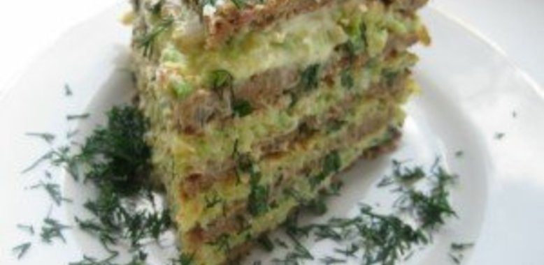 Печёночно-овощной тортик с зеленью