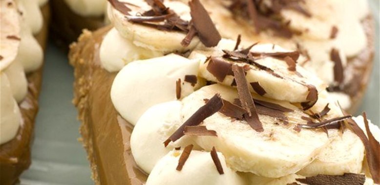 Бананово-шоколадный торт со взбитыми сливками