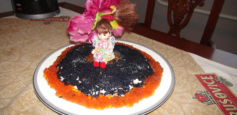 Блинный торт Русская красавица с сёмгой, глазированный черной икрой