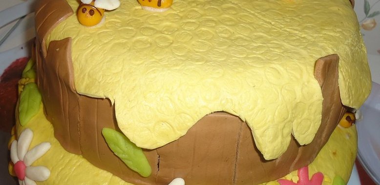 торт Бочка меда со сметанной и клубничной начинкой