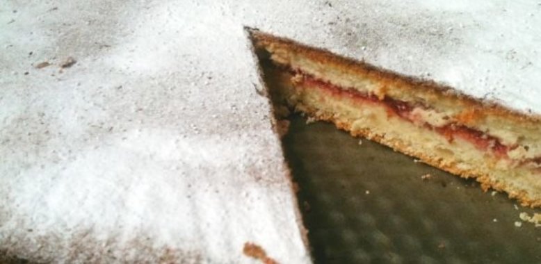 Торт простой бисквитный с клубничным вареньем