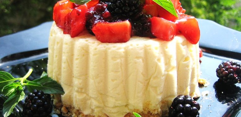 Холодный сливочно-творожный торт с белым шоколадом и фруктово-ягодным покрытием