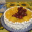торт бисквитный с фруктами и взбитыми сливками
