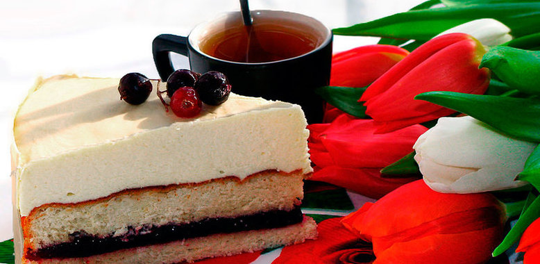 Бисквитный торт с шоколадно-сливочным муссом и черной смородиной Весенний поцелуй