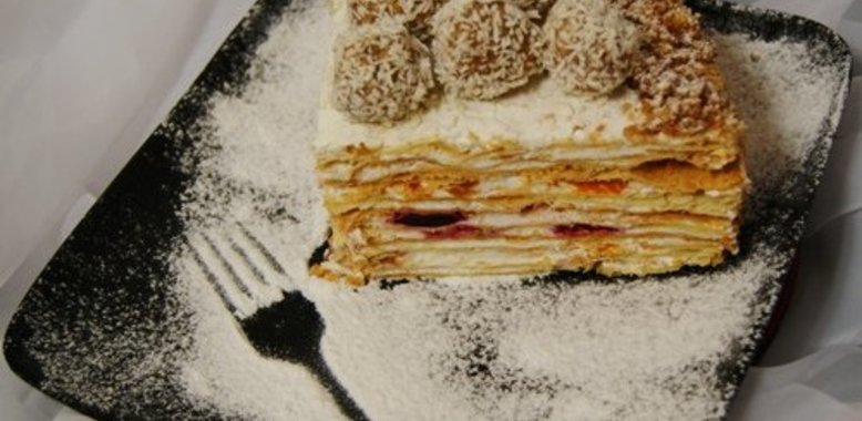 Торт Наполеон с кремом Пломбир и дольками карамелизированных сливы, абрикоса и вишни
